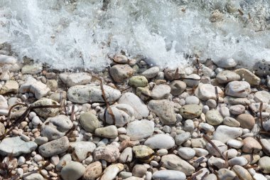 taşlarla desteklemek