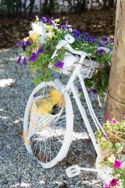 çiçeklerle süslenmiş Bisiklet