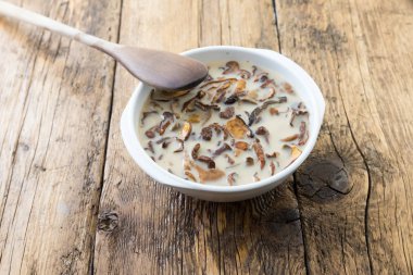 Kurutulmuş mantar yemek