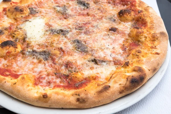 アンチョビとおいしいイタリアのピザ — ストック写真