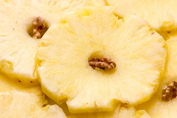 Ananas dilimleri bir tabak içinde — Stok fotoğraf
