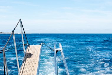 Motorlu tekne yol açın