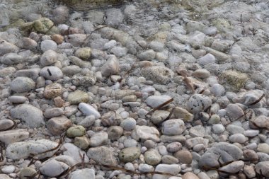 taşlarla desteklemek