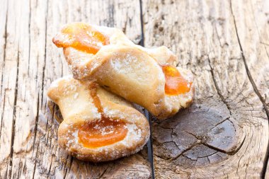 Reçel ile dolu bisküvi