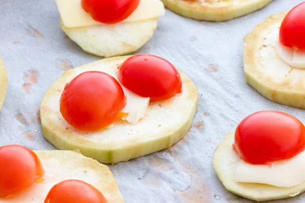 Баклажан с сыром и помидорами — стоковое фото