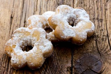 Reçel ile dolu bisküvi