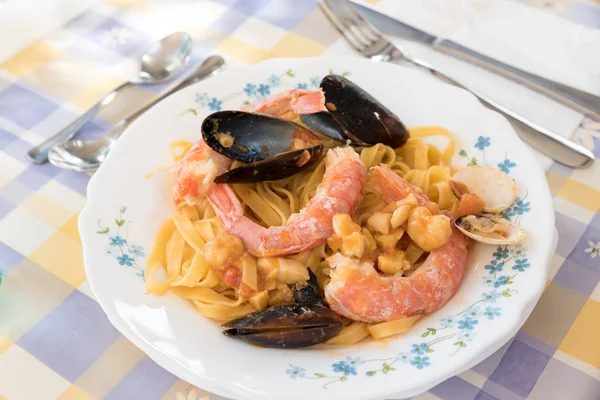 Tasty noodles with seafood — Stock Photo, Image