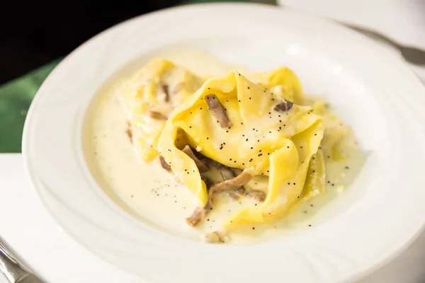 Tasty pasta dumplings with mushrooms — Stock Photo, Image