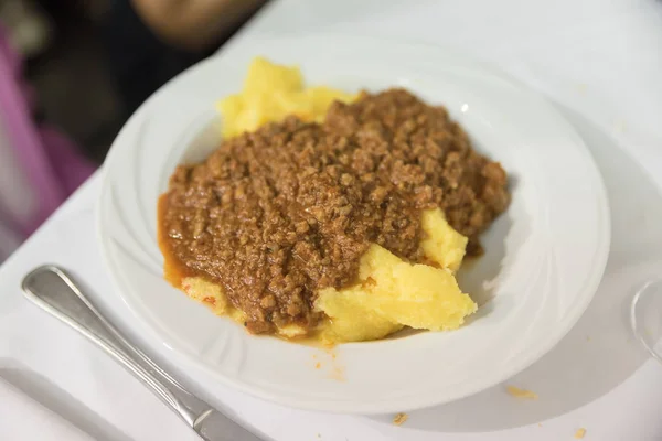 Välsmakande maträtt av polenta med köttfärssås — Stockfoto