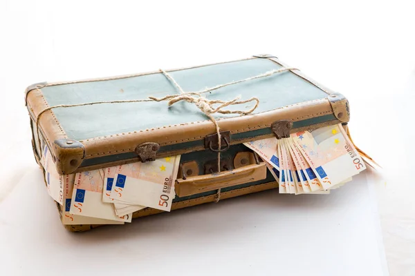 Valise pleine de billets en euros — Photo