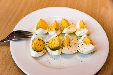 Tuz karabiber ve zeytinyağı ile haşlanmış yumurta