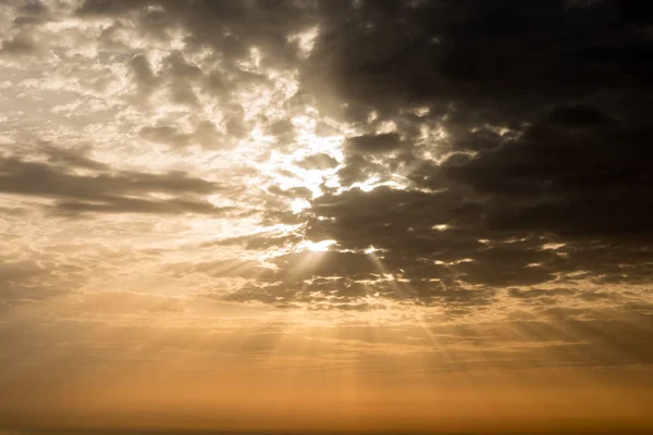 Sahilde şafakta güneş — Stok fotoğraf
