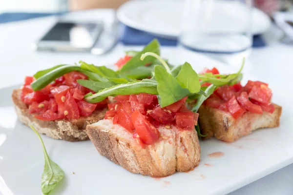 Bruschetta met tomaat en basilicum — Stockfoto