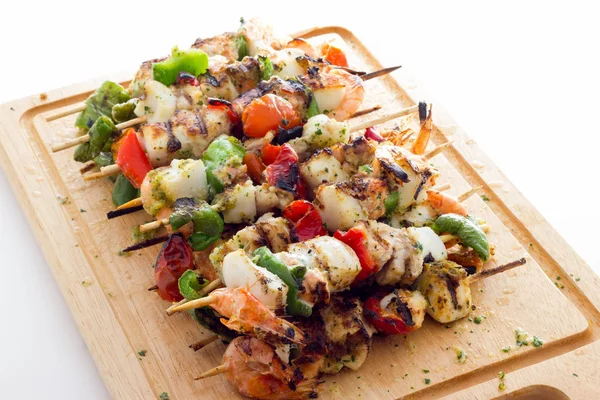 Peixes e kebabs vegetais — Fotografia de Stock