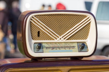 Vintage radyo tüp bir bit pazarı içinde