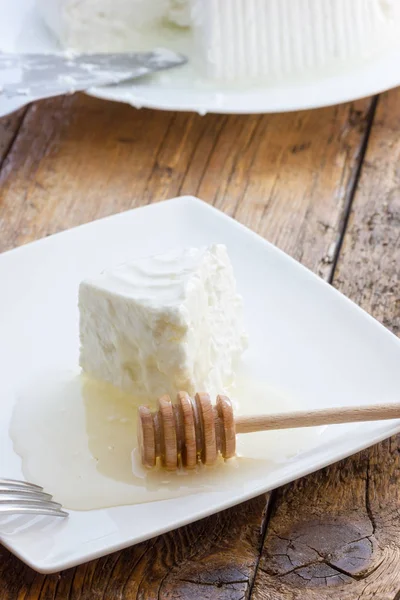 Sabroso queso Ricotta de vaca fresca con miel —  Fotos de Stock