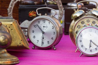 Vintage saate bir bit pazarı