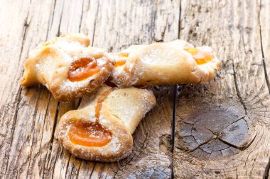 Reçel ile dolu bisküvi