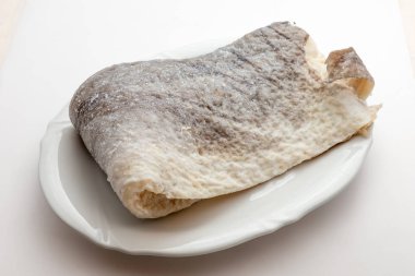 Çiğ tuzlanmış morina balığı dilimi.