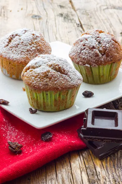 Muffins em uma mesa de madeira — Fotografia de Stock