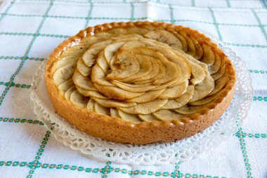 Elmalı turta dekore edilmiş ev yapımı