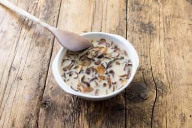 Kurutulmuş mantar yemek