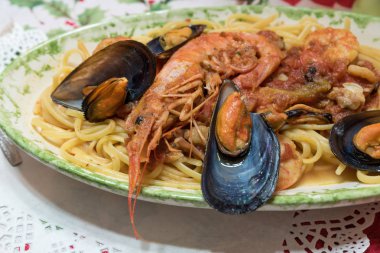 Deniz ürünü ve karidesli spagetti.