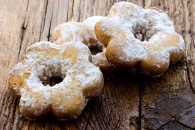 Reçel ile dolu bisküvi