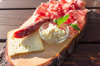 Leke salam ve peynir horseradish sos ile