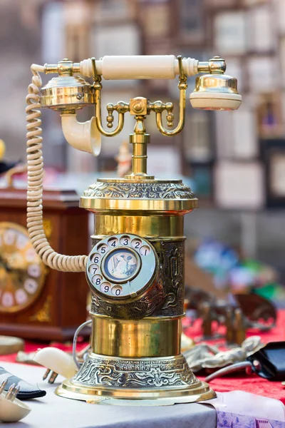 老式电话在跳蚤市场 — 图库照片
