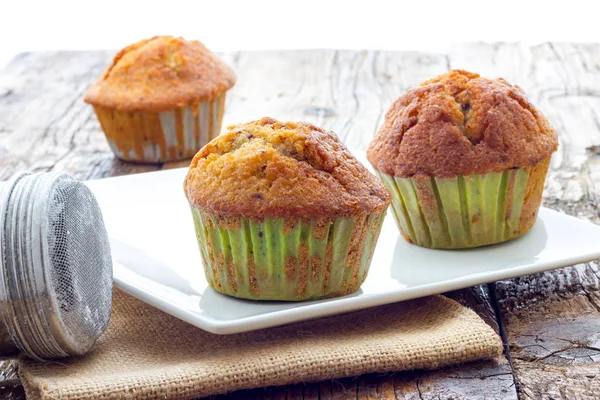 Muffins em uma mesa de madeira — Fotografia de Stock