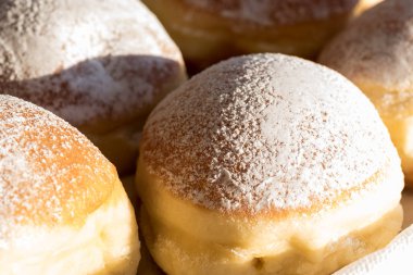 Lezzetli krapfen krema ile doldurulmuş