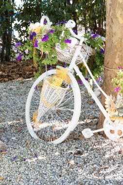 çiçeklerle süslenmiş Bisiklet