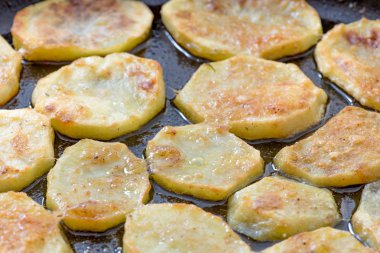 Fırında patates kızartması.