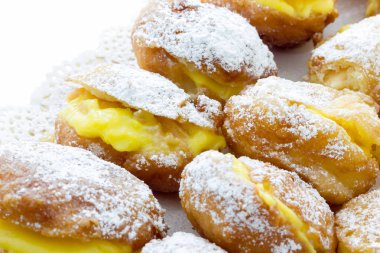 El yapımı krapfen Pasta krema ile doldurulmuş