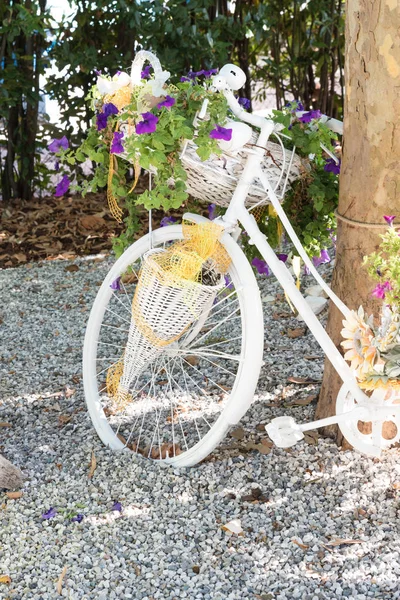Virágokkal díszített kerékpár — Stock Fotó