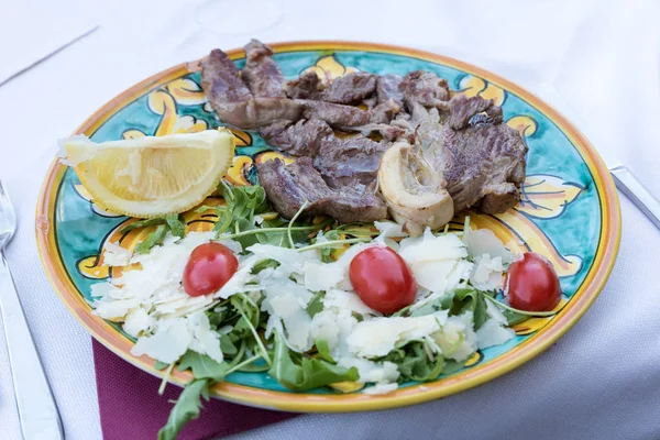 Steak with lemon and rucola — Stock Photo, Image