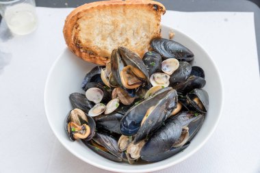 Lezzetli meze biberli midye