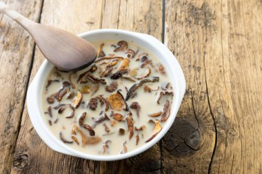 Kurutulmuş mantar yemek