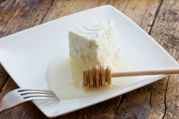 Savoureux fromage Ricotta de vache fraîche au miel — Photo
