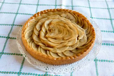 Elmalı turta dekore edilmiş ev yapımı