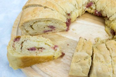 tuzlu focaccia delik ile doldurulmuş