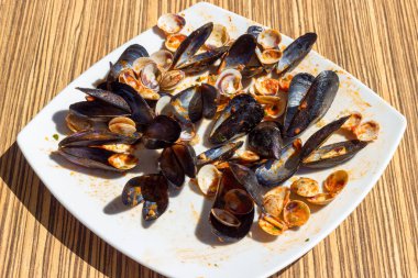 Boş midye ve istiridye