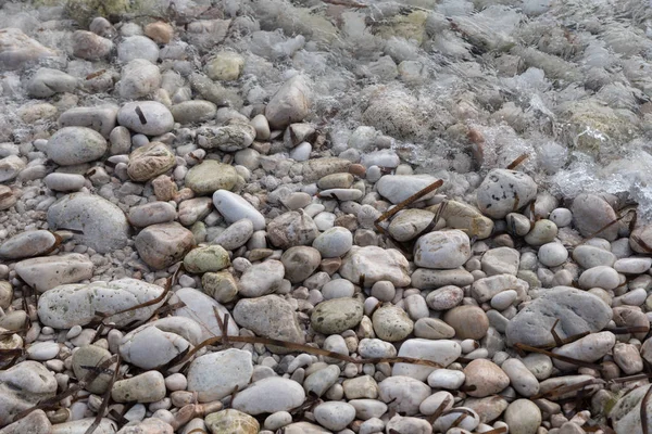 Ufer mit Steinen — Stockfoto