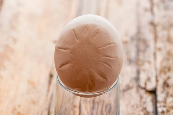 Куриное яйцо с отметинами на скорлупе — стоковое фото