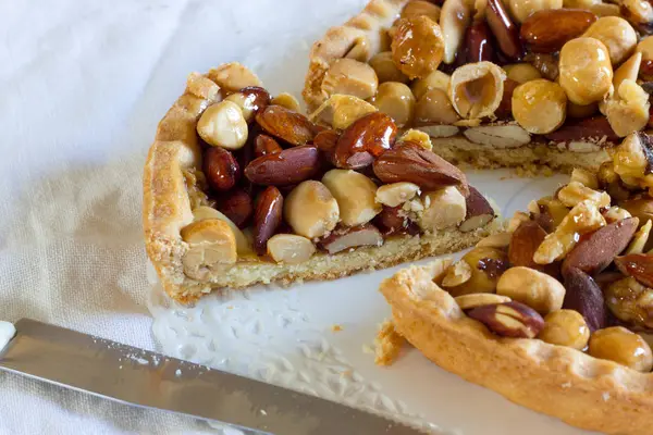 Tårta med mandel och hasselnötter — Stockfoto