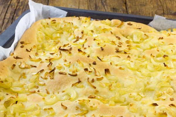 Focaccia met uien gebakken in de oven — Stockfoto