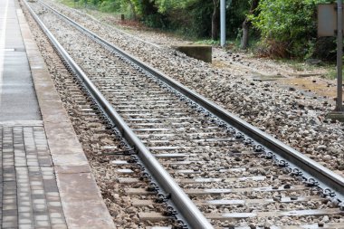 Tren yolu kadar görülen kapatın