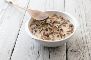 Kurutulmuş mantar yemek