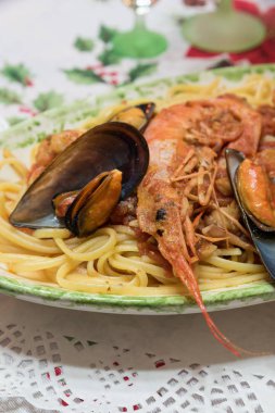 Deniz ürünü ve karidesli spagetti.
